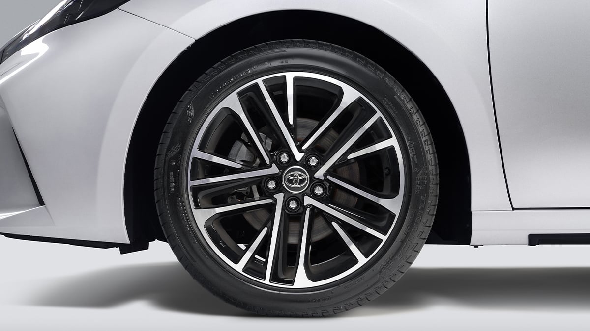 Camry Hybrid Electric: 18-inch alloy wheels