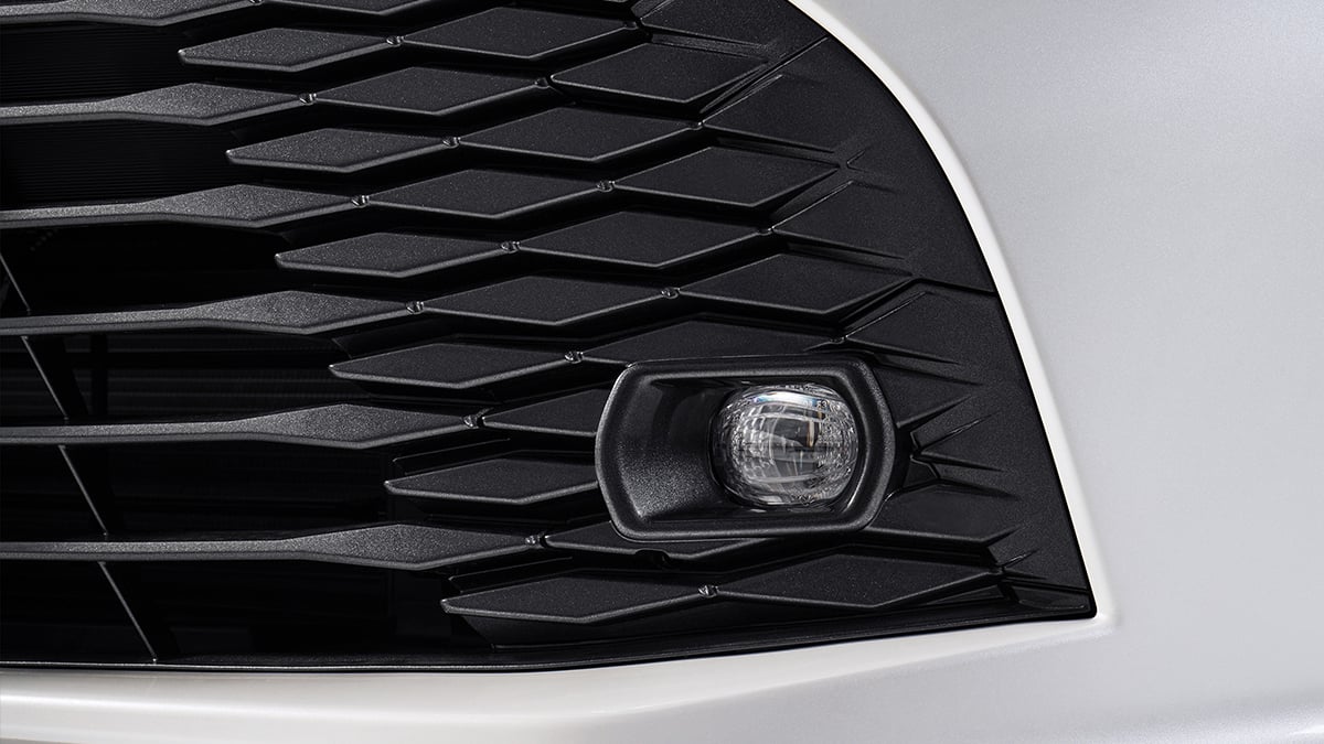 Camry Hybrid Electric: Sculpted front grille