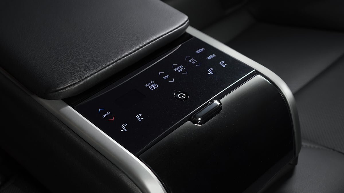 Camry Hybrid Electric: Electrically reclining rear seats