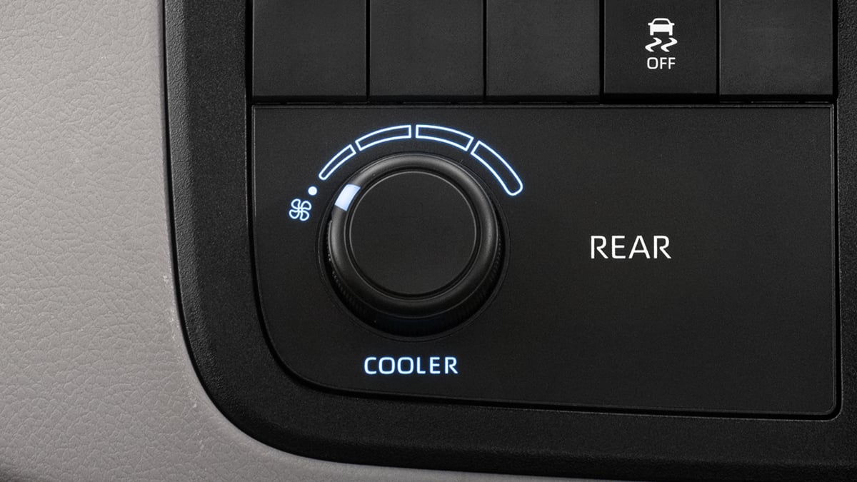 Hiace SLWB: Front and rear air conditioning