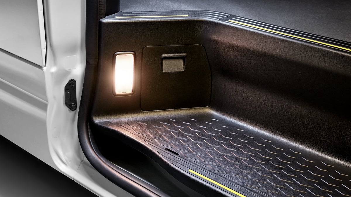 Hiace SLWB: Illuminated sliding-door step