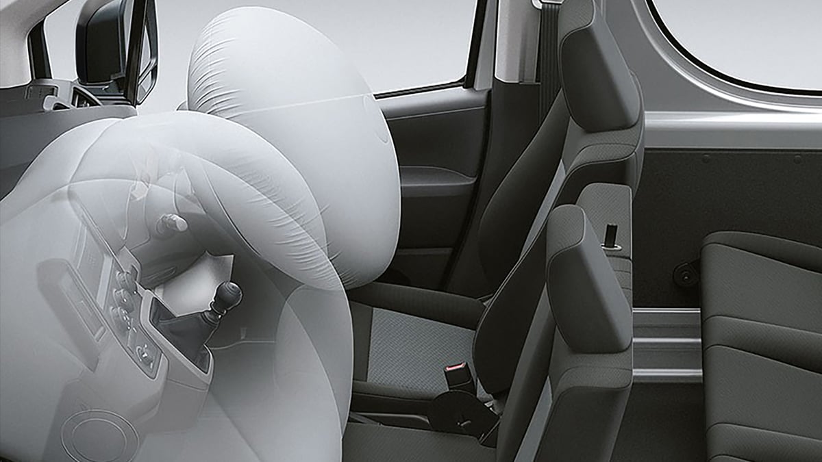 Hiace SLWB: Three SRS airbags