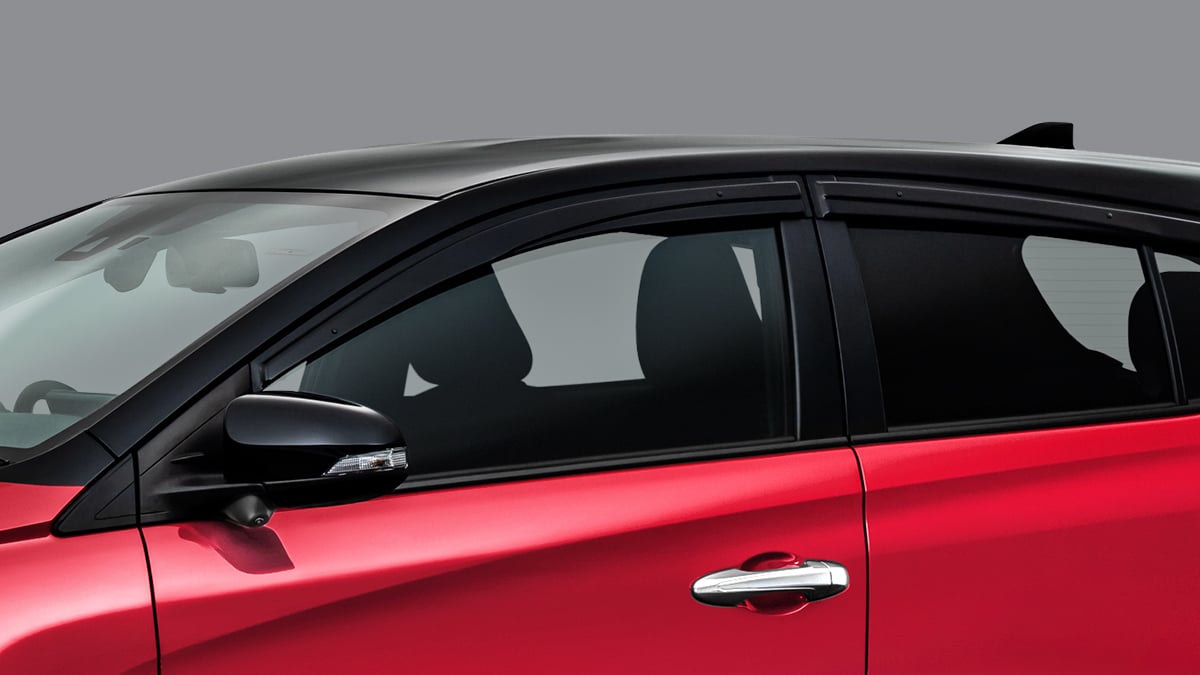 2-tone Black Roof, Outer Wing Mirror and Rear Spoiler