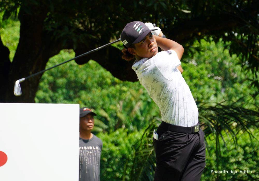 Shahriffuddin poses a challenge to Paul and Ervin at Mirai Cup in Kuching